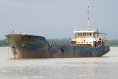 Giải cứu thành công con tàu nghìn tấn đắm dưới sông Lam