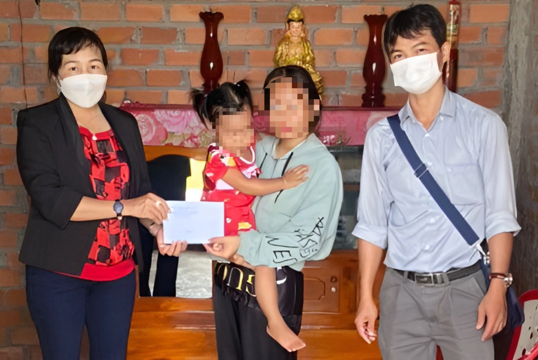 Người quen lâu ngày gặp lại khoe vàng đeo kín rất dễ là kẻ buôn người! - 3 Người quen lâu ngày gặp lại khoe vàng đeo kín rất dễ là kẻ buôn người! - 3