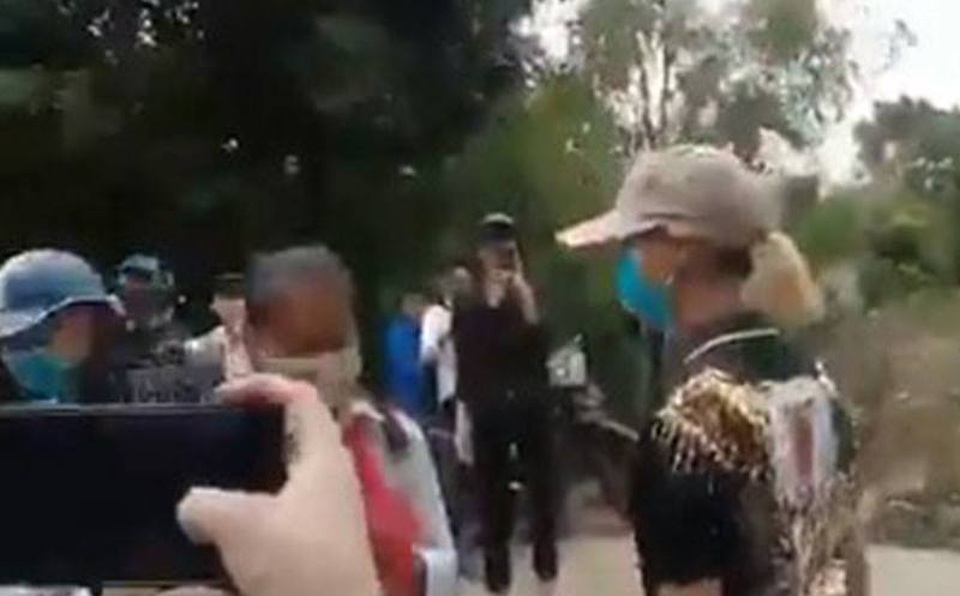 Nữ sinh lớp 7 bị đánh trên đường đi học về, không ai buồn can ngăn - 2 Nữ sinh lớp 7 bị đánh trên đường đi học về, không ai buồn can ngăn - 2