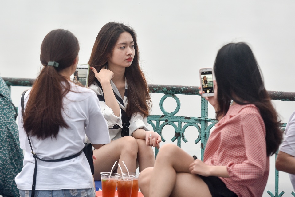 Trà đá ven hồ Tây kín đặc người, chủ quán lẫn khách hàng thờ ơ với lệnh cấm - 4 Trà đá ven hồ Tây kín đặc người, chủ quán lẫn khách hàng thờ ơ với lệnh cấm - 4