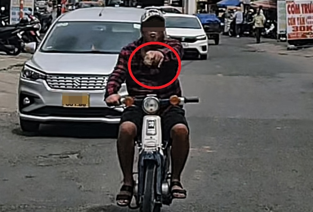 Tài xế ô tô ở TPHCM bị người lạ cầm đá đập vỡ kính chắn gió - 1 Tài xế ô tô ở TPHCM bị người lạ cầm đá đập vỡ kính chắn gió - 1