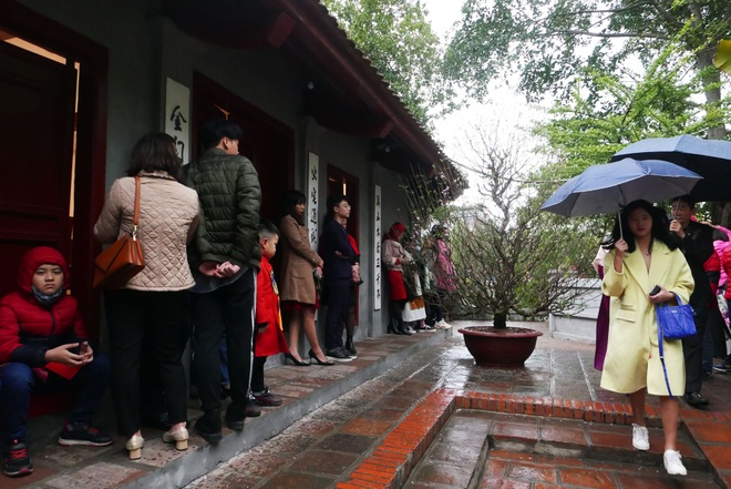 Cảnh lễ đền dưới mưa xuân tuyệt đẹp ở Hà Nội ngày mùng 1 Tết - 7 Cảnh lễ đền dưới mưa xuân tuyệt đẹp ở Hà Nội ngày mùng 1 Tết - 7