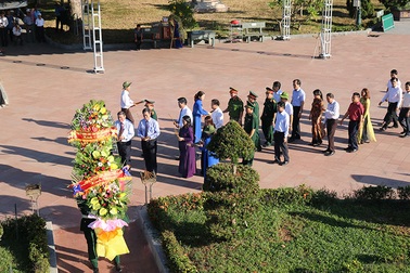 Lãnh đạo tỉnh Quảng Trị dâng hương, dâng hoa tri ân các anh hùng, liệt sĩ