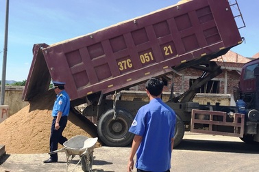 Thanh tra Sở GTVT Nghệ An xử lý xe quá tải  “băm nát” quốc lộ, đường Hồ Chí Minh