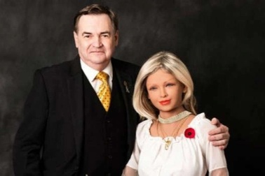 Đem lòng yêu say đắm robot xinh đẹp, người đàn ông quyết lấy làm vợ