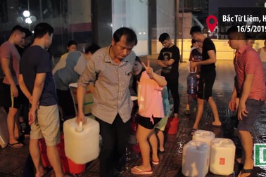 Hàng trăm cư dân chung cư Hà Nội hì hục đi xách nước trong đêm