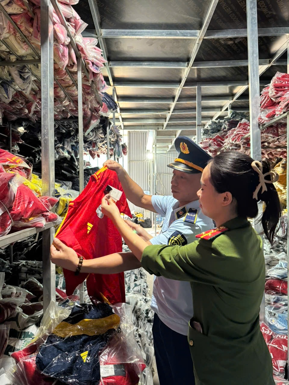 Quyết liệt chặn buôn lậu, hàng giả trước Tết 2026 - 1