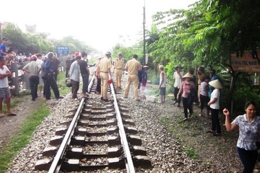 Băng qua đường sắt, một phụ nữ bị tàu cán chết   