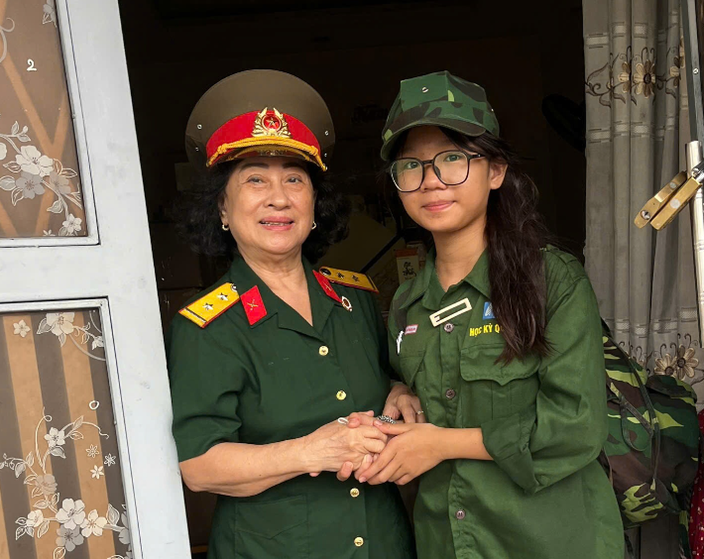 ប៉ះគ្នារឿង និស្សិតស្រីរើសអេតចាយរកលុយ អញ្ជើញលោកយាយទៅមើលរឿង Xúc động chuyện nữ sinh nhặt ve chai kiếm tiền mời bà đi xem phim “Mưa đỏ - 3