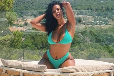 MC gợi cảm Maya Jama khoe dáng bốc lửa