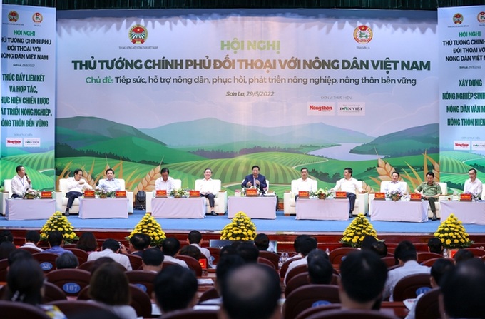 Thủ tướng Phạm Minh Chính cùng lãnh đạo các bộ, ngành điều hành Hội nghị đối thoại - Ảnh: VGP/Nhật Bắc.