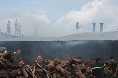 Cháy dữ dội tại xưởng gỗ