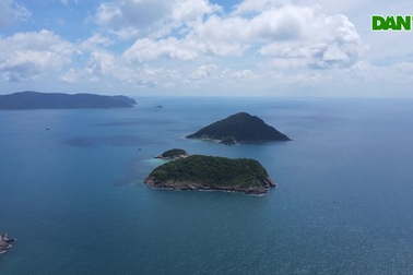 Cảnh vắng bóng du khách ở bãi biển trong xanh nhất thế giới