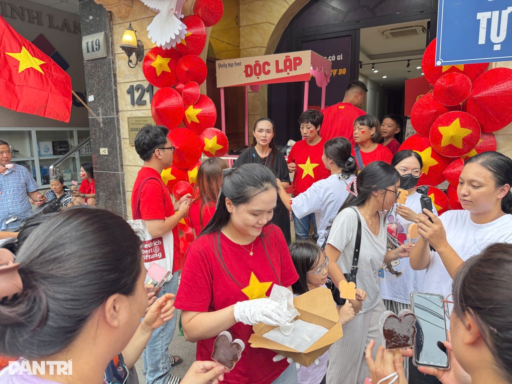 Gia đình cầu thủ Duy Mạnh phát kem miễn cho người xem diễu binh - 2 Gia đình cầu thủ Duy Mạnh phát kem miễn cho người xem diễu binh - 2