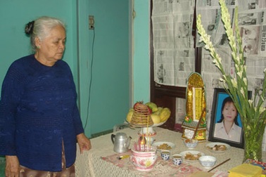 Mẹ già cạn nước mắt chờ thi thể con 