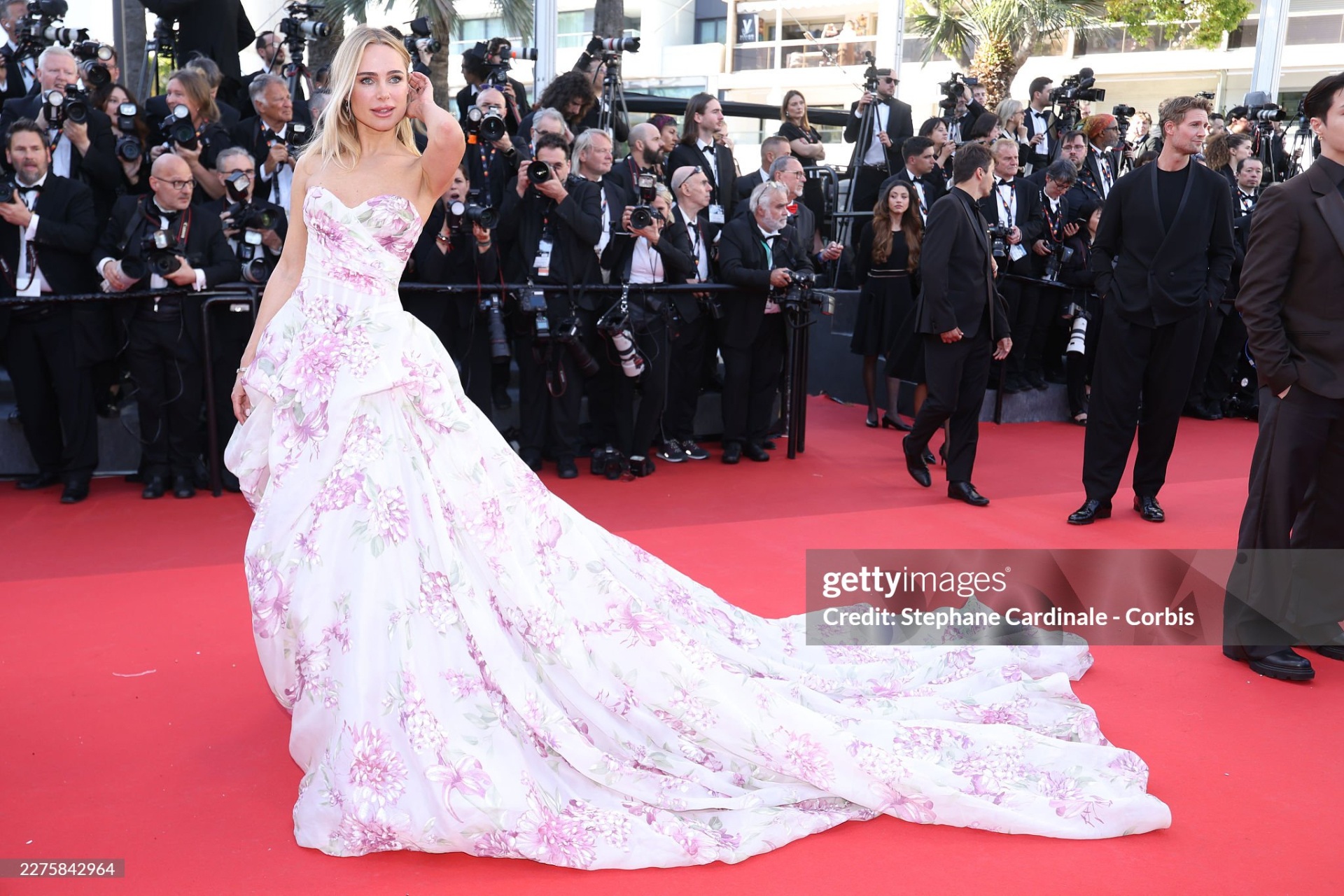 Cannes cấm hở bạo, dàn mỹ nhân quốc tế lách luật thế nào trong lễ khai mạc? - 11
