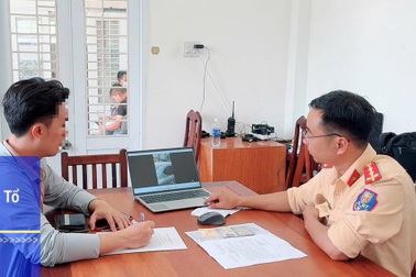 Tài xế ở Tây Ninh bị phạt 5 triệu đồng vì vừa lái ô tô vừa dùng điện thoại