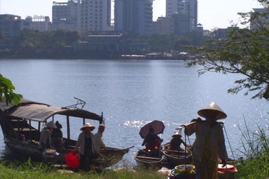 Những bến đò ngang thân thương sót lại giữa lòng thành phố Huế