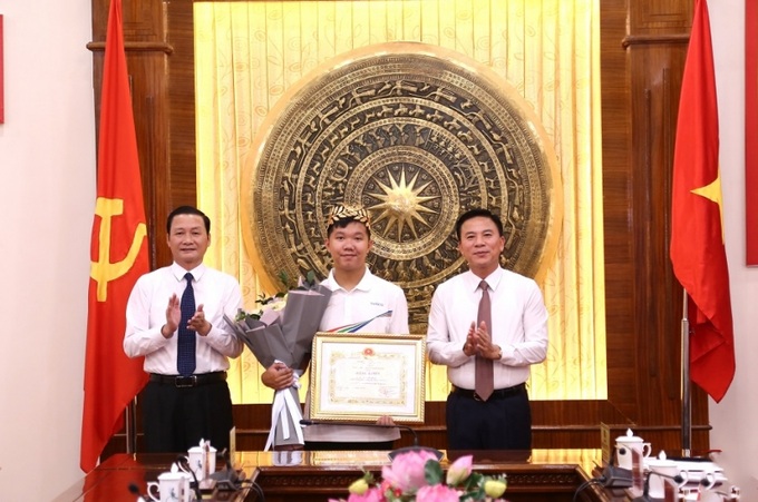 Bí thư Tỉnh ủy Thanh Hóa Đỗ Trọng Hưng và Chủ tịch UBND tỉnh Thanh Hóa Đỗ Minh Tuấn trao Bằng khen của Chủ tịch UBND tỉnh, phần thưởng cho em Lê Xuân Mạnh