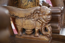 Cận cảnh bộ bàn ghế “khủng” giá hàng trăm triệu đồng ở Hà Nội