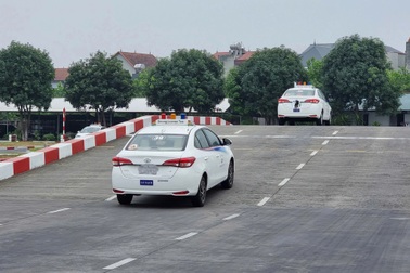 Thi đỗ sát hạch lái xe, mòn mỏi chờ bằng lái