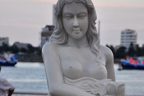 Thiếu nữ “nude” hóa đá bên sông Hàn