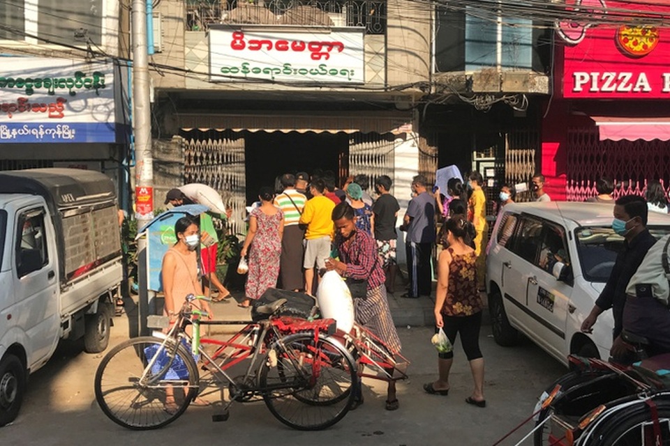 Người dân ồ ạt rút tiền, Myanmar đóng cửa toàn bộ ngân hàng - 2 Người dân ồ ạt rút tiền, Myanmar đóng cửa toàn bộ ngân hàng - 2