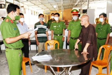 Mặc áo thầy chùa, nhận trẻ về nuôi rồi... đánh đập