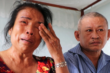 Người vợ ung thư "gánh" chồng chấn thương sọ não, con khờ dại