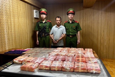 Bắt đối tượng vận chuyển 50 bánh ma túy, rút dao chém công an