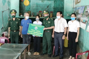 Biên phòng trao kinh phí hỗ trợ 6 học sinh nghèo vùng biên đến trường