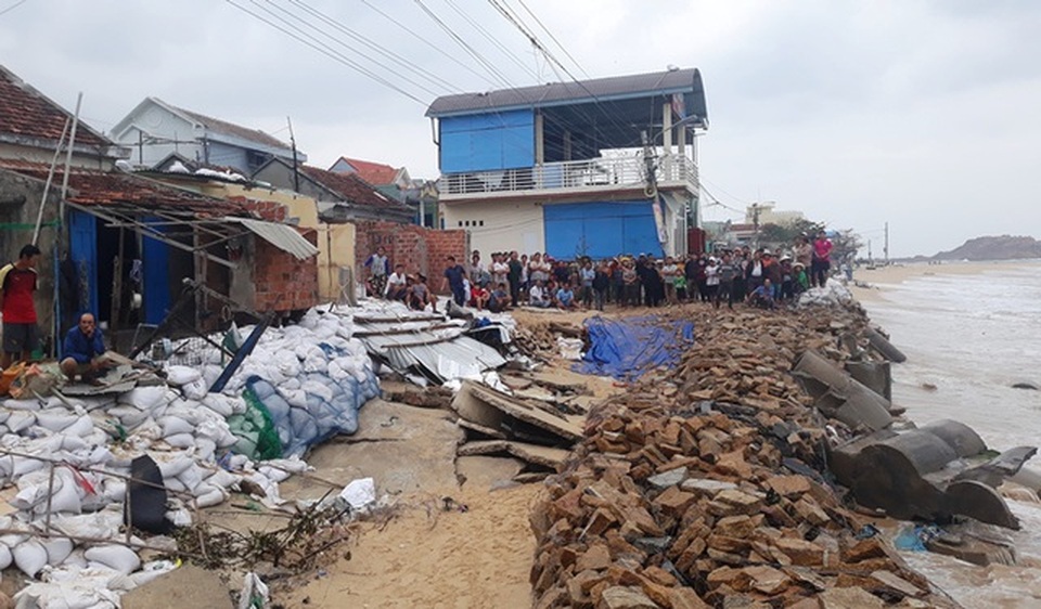 “Chạy đua với bão” xây dựng kè biển 99 tỷ bảo vệ làng chài - 2 “Chạy đua với bão” xây dựng kè biển 99 tỷ bảo vệ làng chài - 2
