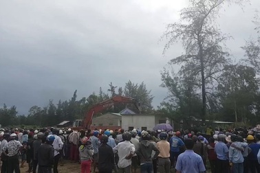 Xe múc cưỡng chế nhà xây trái phép