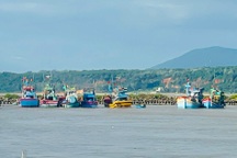 Lũ dâng cao, 7 tàu thuyền ở Phan Thiết bị cuốn trôi