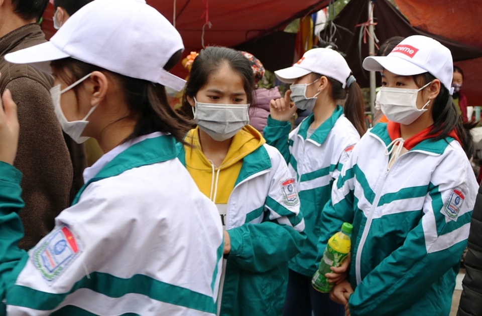 Người dân đeo khẩu trang đi chợ “mua may, bán rủi” - 8 Người dân đeo khẩu trang đi chợ “mua may, bán rủi” - 8