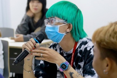 Phong cách "xanh đỏ tím hồng" của nam sinh trên giảng đường gây sốt