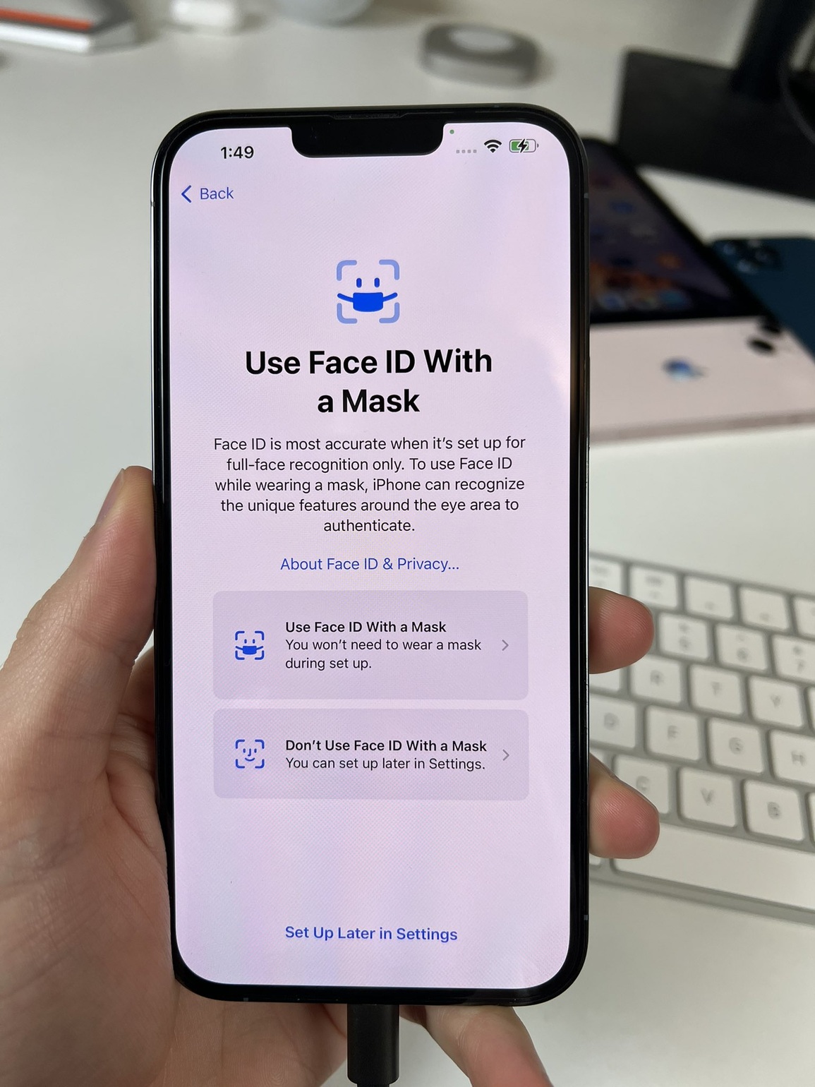 Tính năng mở khóa Face ID với khẩu trang được trang bị trên iOS 15.4 beta 1 (Ảnh: Brandon Butch). Tính năng mở khóa Face ID với khẩu trang được trang bị trên iOS 15.4 beta 1 (Ảnh: Brandon Butch).