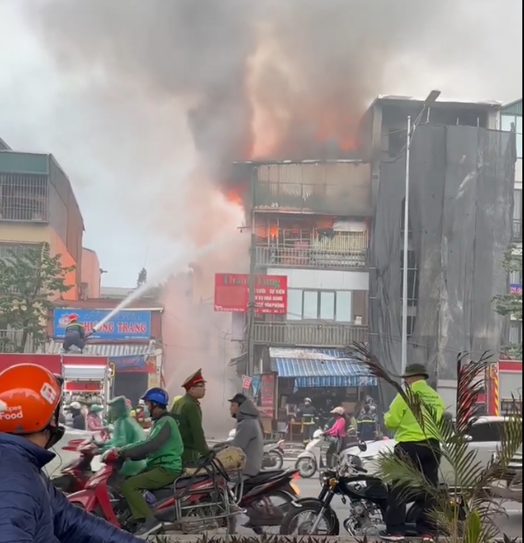 Hà Nội: Cháy nhà 4 tầng trên phố Minh Khai - 2 Hà Nội: Cháy nhà 4 tầng trên phố Minh Khai - 2