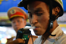 Uống vài xị rượu rồi lái xe, nam sinh bị CSGT TPHCM phạt 4,5 triệu đồng