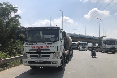 Người đàn ông bị cuốn vào gầm xe bồn tại điểm đen tai nạn, tử vong