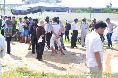 Hơn 100 hộ dân tập trung phản đối chính quyền lấp đường đi