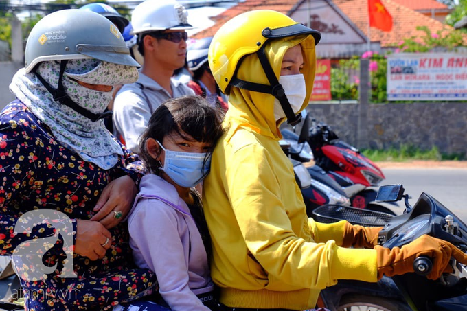 Bình Dương: Bố mẹ ẵm con, tay xách nách mang trở lại thành phố làm việc giữa trời nắng gắt, trẻ con ngủ gục trên xe - Ảnh 15. Bình Dương: Bố mẹ ẵm con, tay xách nách mang trở lại thành phố làm việc giữa trời nắng gắt, trẻ con ngủ gục trên xe - Ảnh 15.