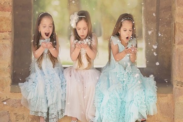 Đáng yêu bộ ảnh đẹp như thiên thần của chị em sinh ba
