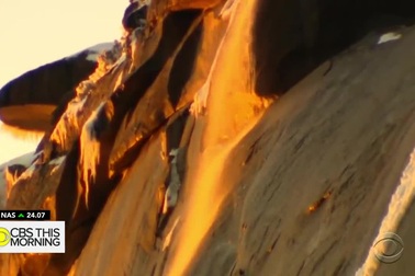 Tuyết rơi dày không ngăn nổi dòng người đổ xô tới xem “Thác lửa”