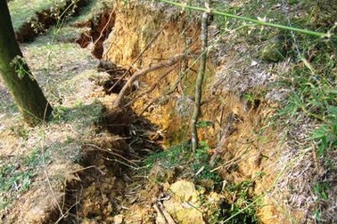 Núi nứt đe dọa cuộc sống hàng chục hộ dân