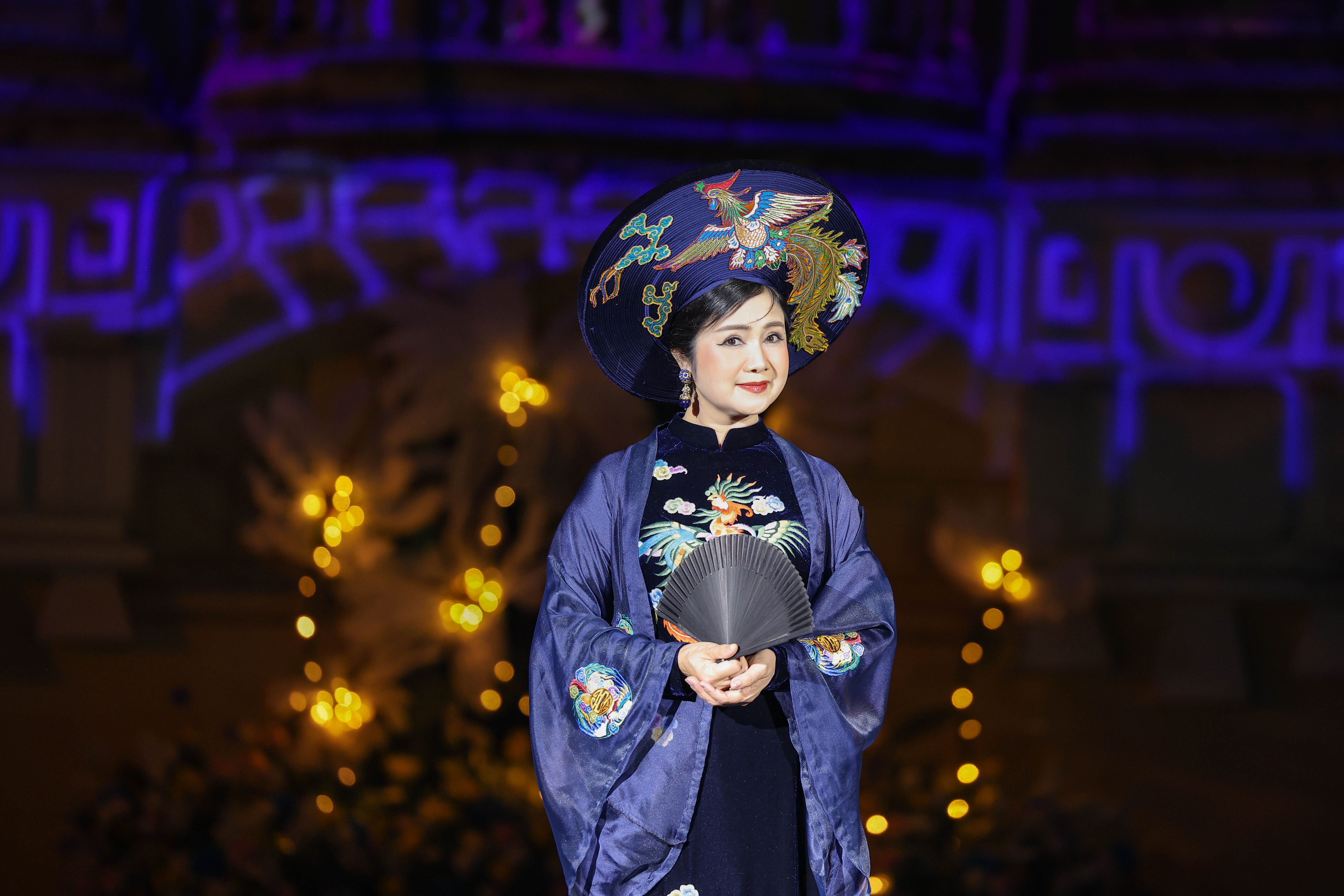 Tuan Hung ຈັບມືພັນລະຍາ Huong Baby ເປັນ vedette ໃນງານວາງສະແດງແຟຊັ່ນ - 3 Tuấn Hưng dắt tay bà xã Hương Baby làm vedette show thời trang - 3