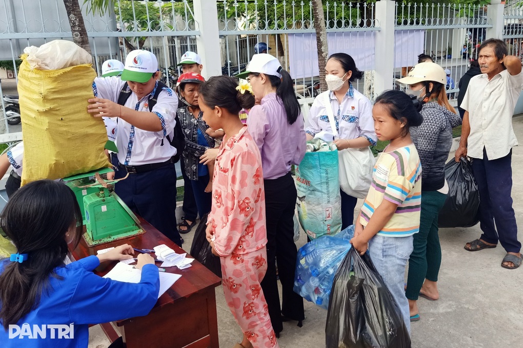 Người dân hồ hởi mang 2kg rác thải nhựa đổi lấy 5kg gạo - 2