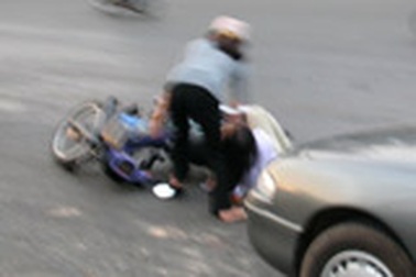 Xe chở dầu nhờn húc đổ dải phân cách, gây tai nạn hàng loạt