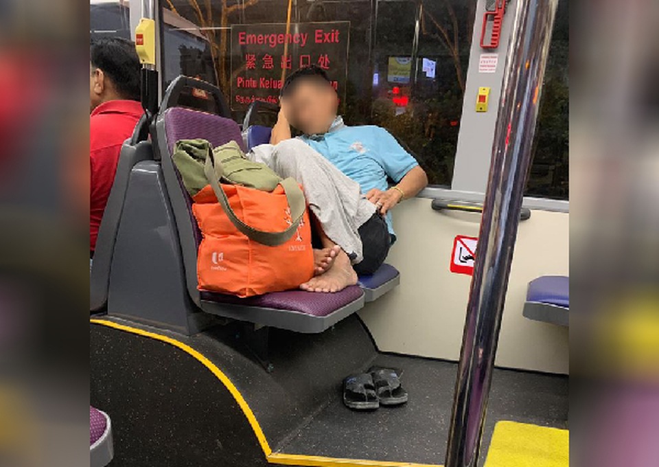 Vừa ngủ vừa gác chân lên ghế nhưng người đàn ông lại được bênh vực - 1 Vừa ngủ vừa gác chân lên ghế nhưng người đàn ông lại được bênh vực - 1