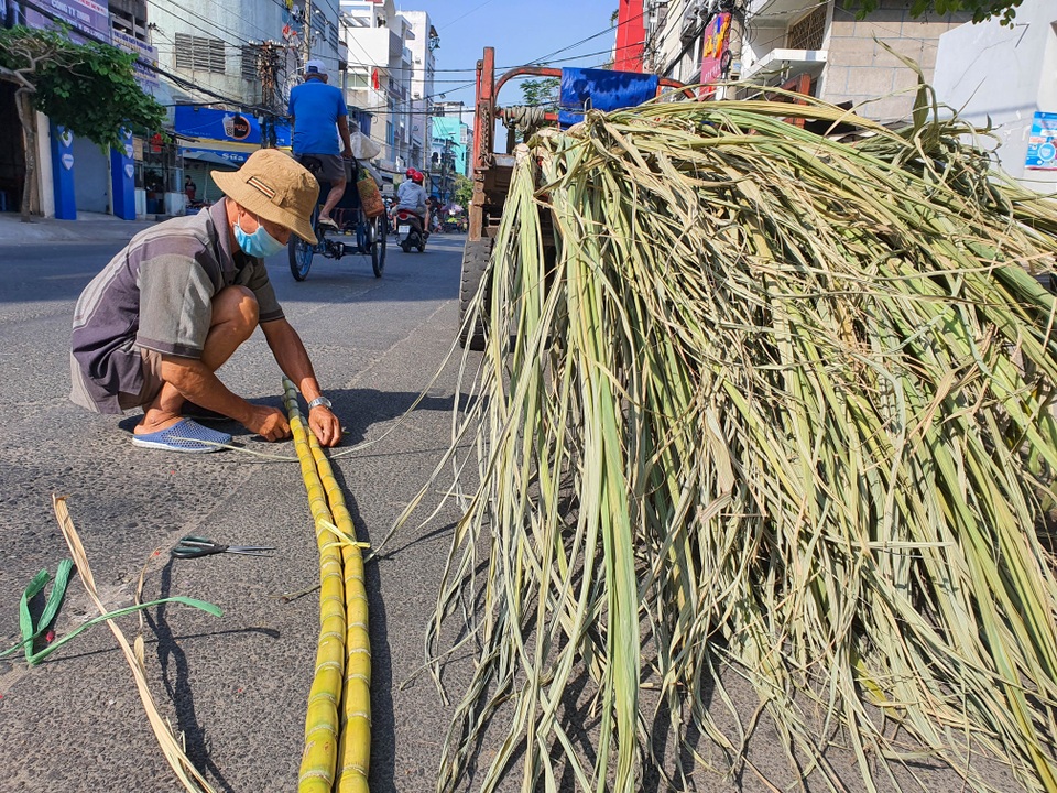 Trắng đêm bán mía mưu sinh ngày đầu năm - 1 Trắng đêm bán mía mưu sinh ngày đầu năm - 1